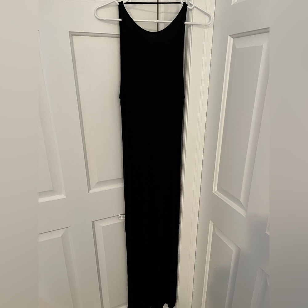 Soprano. Black ribbed maxi dress.